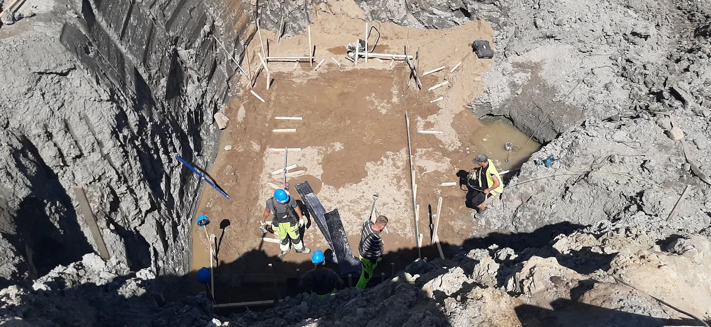 Gili iškasų duobė su technika